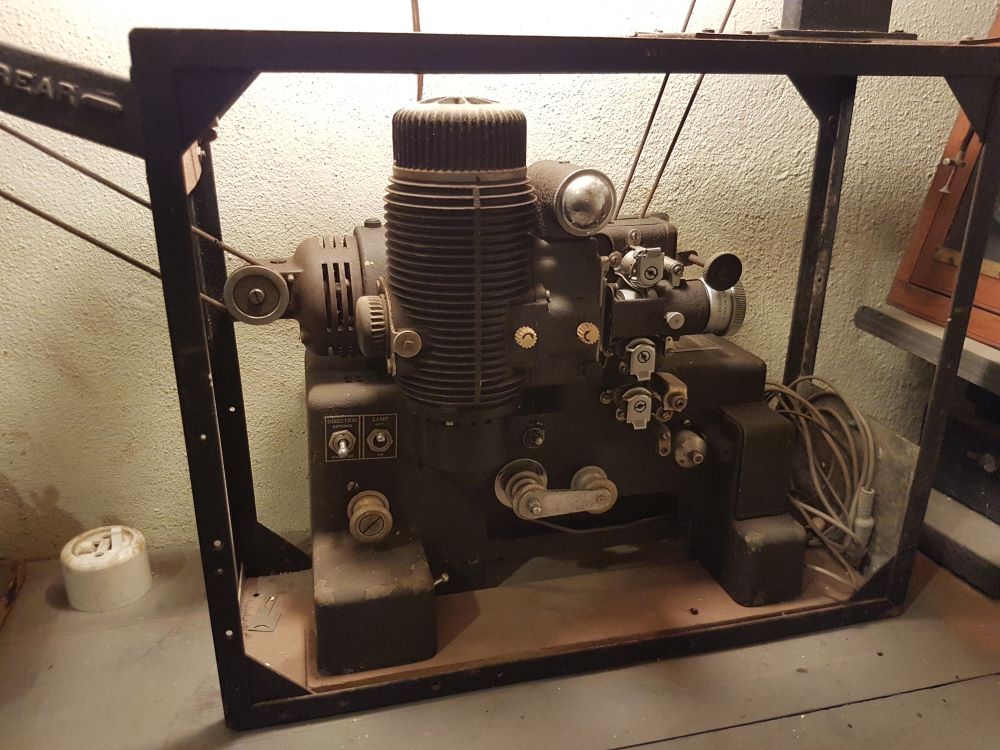 מקרן 16 מ"מ בחדר ההקרנה