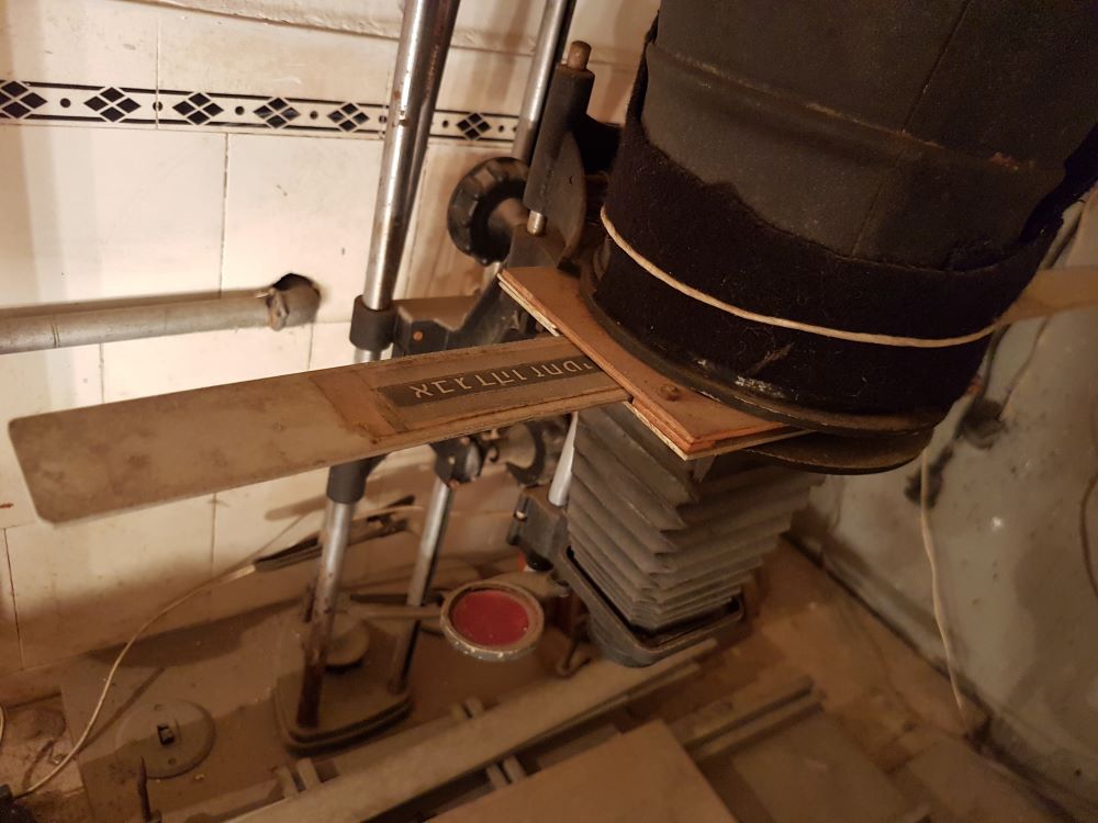 מכשיר הגדלה עם סרגל גופן בחדר פיתוח