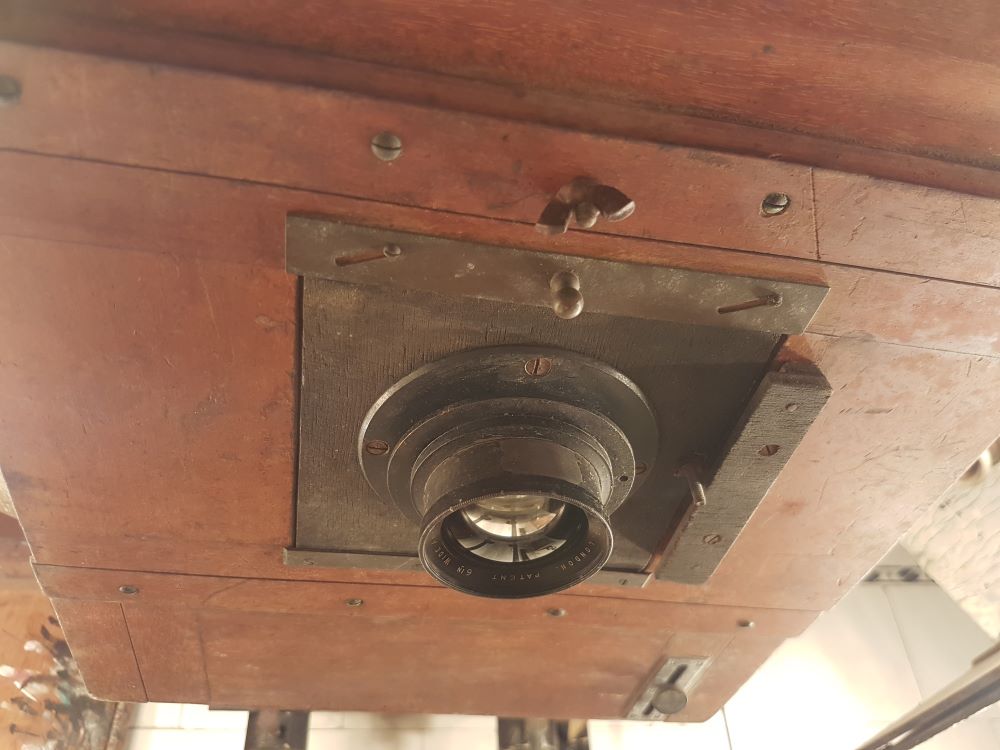 עדשה של מצלמת סטילס בפורמט מלא בחדר הפיתוח