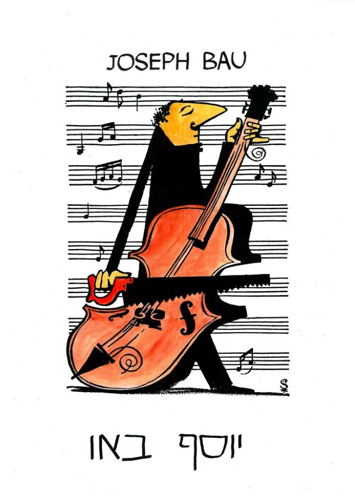 נגן מנגן על קונטרה בס עם מסור. ברקע רואים דף של מחברת תווים