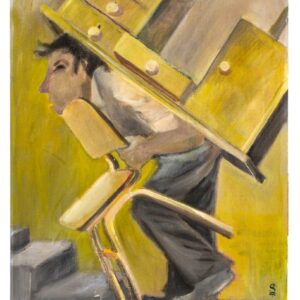 סבל סוחב שולחן כתיבה על גבו וביד הוא סוחב כסא ועולה במדרגות