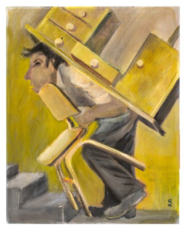 סבל סוחב שולחן כתיבה על גבו וביד הוא סוחב כסא ועולה במדרגות