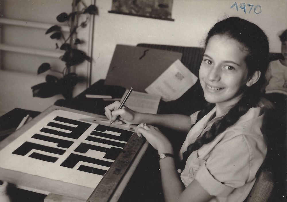 שנה טובה עם צילום של צלילה ליד שולחן שרטוט